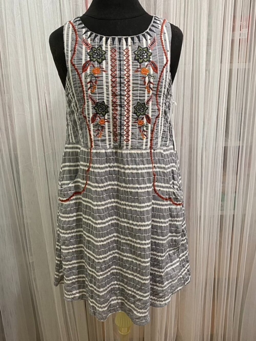 NWT Coco + Jaimeson Striped Dress w/Floral Embroidery Size Medium Pullover Artsy